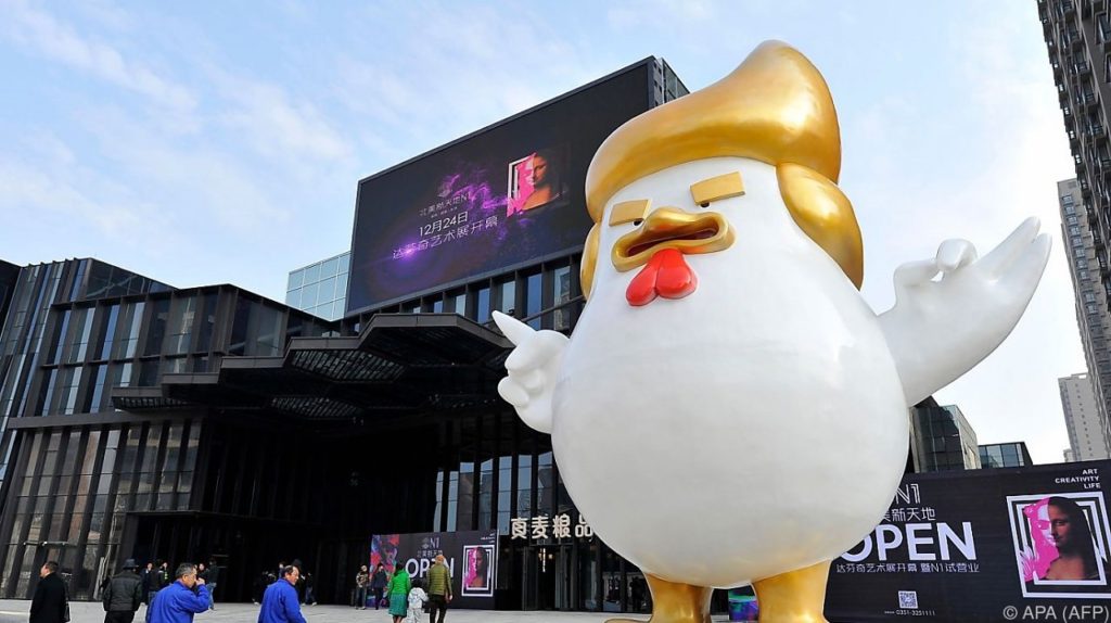 trump-chicken-bird-china-sculpture